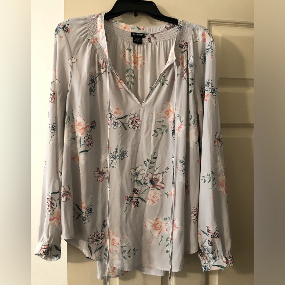 torrid Light Gray Floral V-Neck Peasant Top